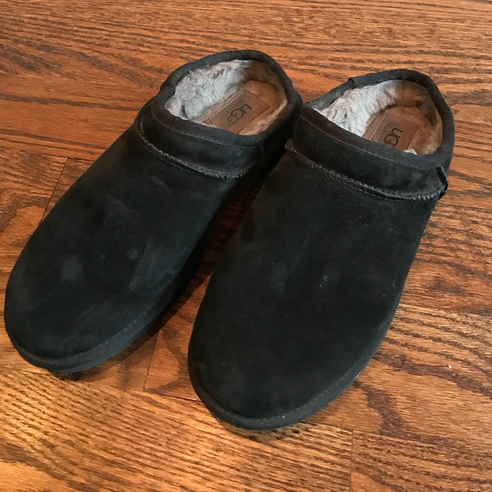 UGG slip on, indoor/outdoor black slipper
